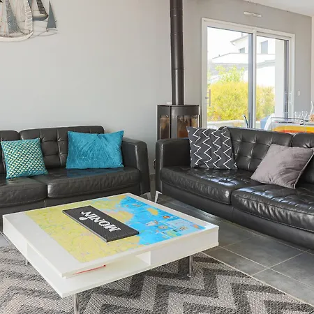 4 Bedroom Awesome In Дом отдыха Клоар-Карноэ