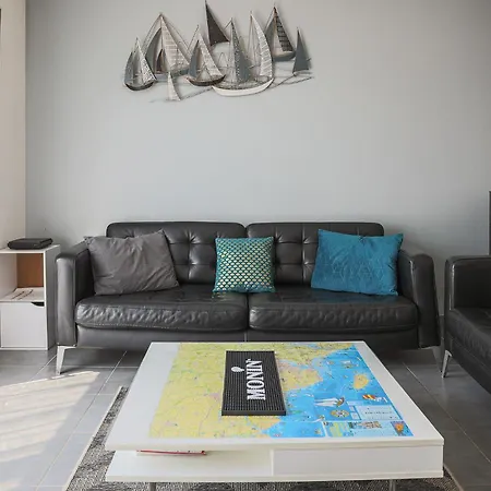 4 Bedroom Awesome In Дом отдыха Клоар-Карноэ